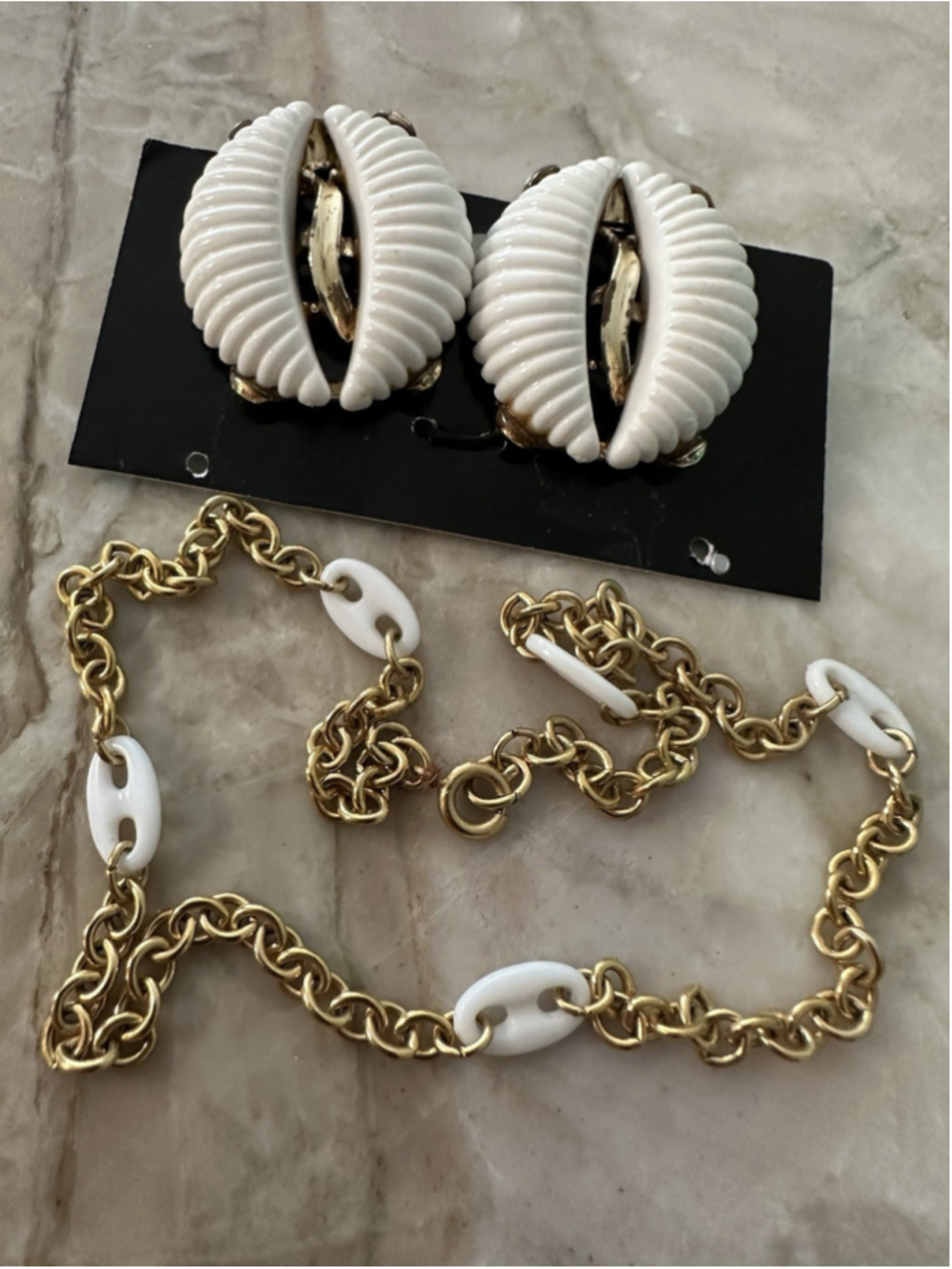 2pc Vtg Steinberg signed BSK 70s White Thermoset Clip Earrings+ GoldTn Choker
